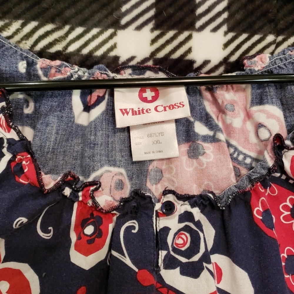 Scrub top - Picture 2 of 3